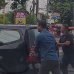 Sebuah Mobil Hitam Mundur Sendiri di Jalan Raya Bekasi, Diduga Karena Pengendara Lupa Tarik Handrem