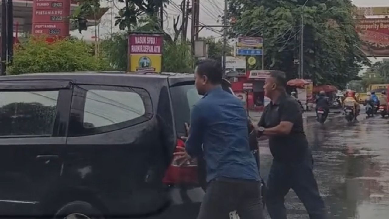 Sebuah Mobil Hitam Mundur Sendiri di Jalan Raya Bekasi, Diduga Karena Pengendara Lupa Tarik Handrem Sebuah Mobil Hitam Mundur Sendiri di Jalan Raya Bekasi, Diduga Karena Pengendara Lupa Tarik Handrem