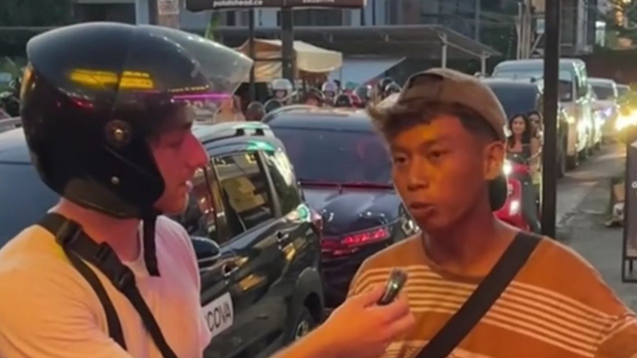 Pedagang Tahu Bulat Ini Jago Bahasa Inggris Saat Diwawancarai Bule di Bali Pedagang Tahu Bulat Ini Jago Bahasa Inggris Saat Diwawancarai Bule di Bali