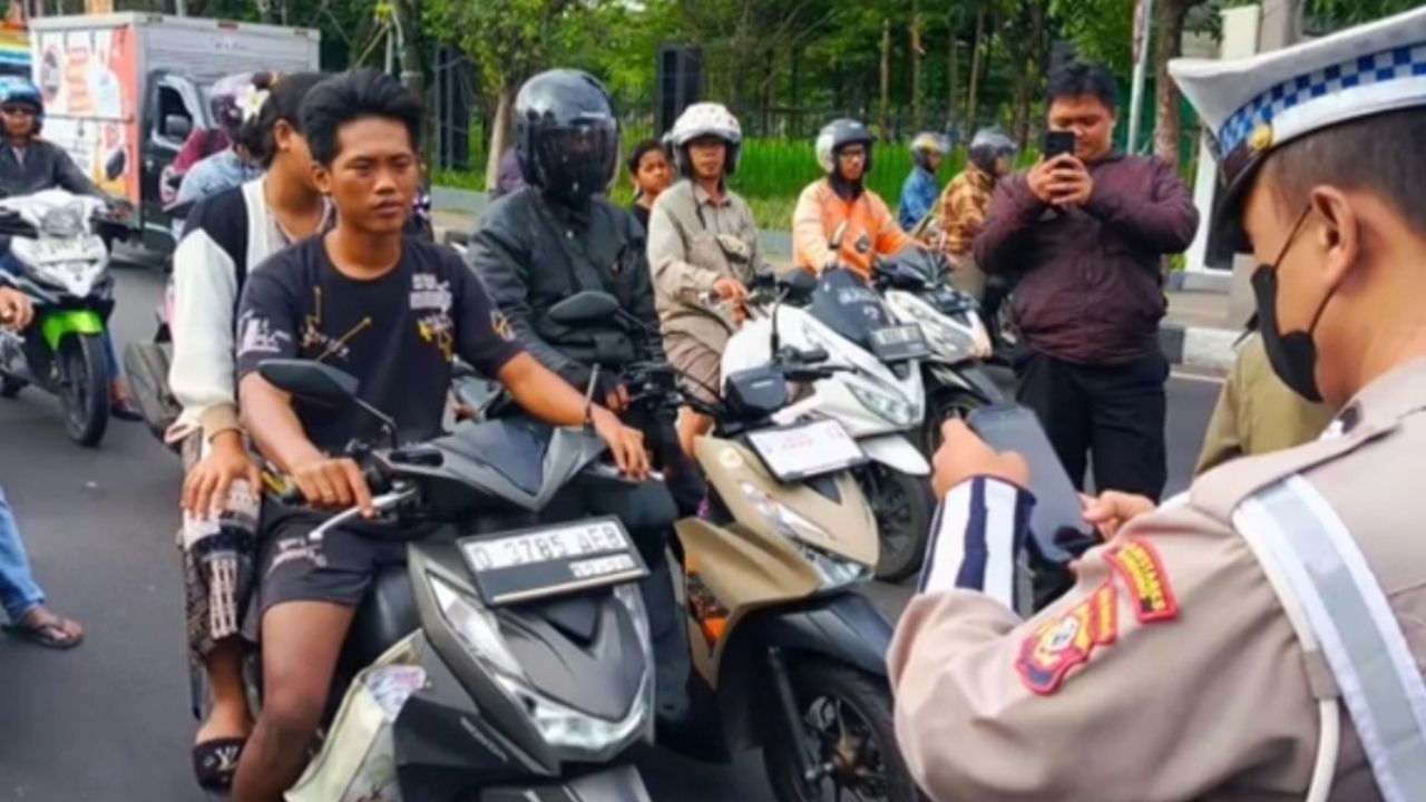 Polisi di Bandung Terapkan Tilang Pakai HP, Surat Langsung Dicetak di Tempat