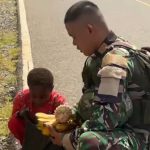 Momen Haru Anak Kecil di Papua Saat Berikan Buah-buahan kepada TNI, Tuai Sorotan Warganet
