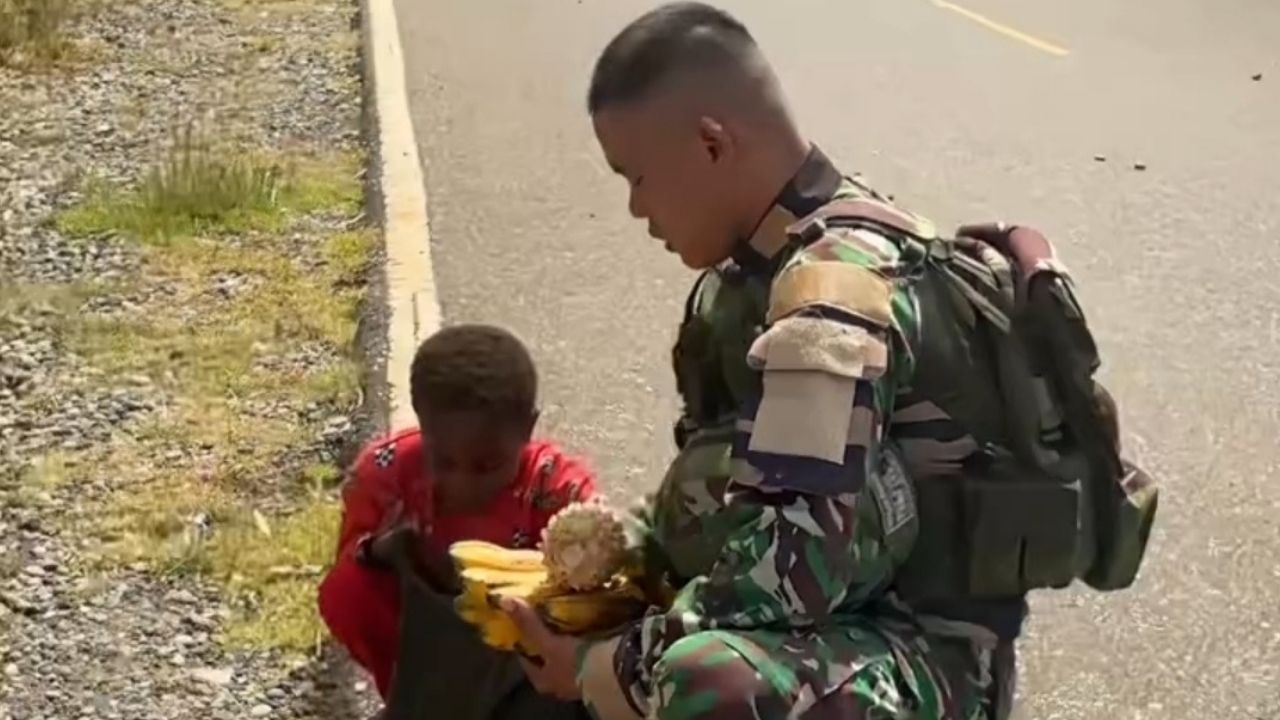 Momen Haru Anak Kecil di Papua Saat Berikan Buah-buahan kepada TNI, Tuai Sorotan Warganet Momen Haru Anak Kecil di Papua Saat Berikan Buah-buahan kepada TNI, Tuai Sorotan Warganet