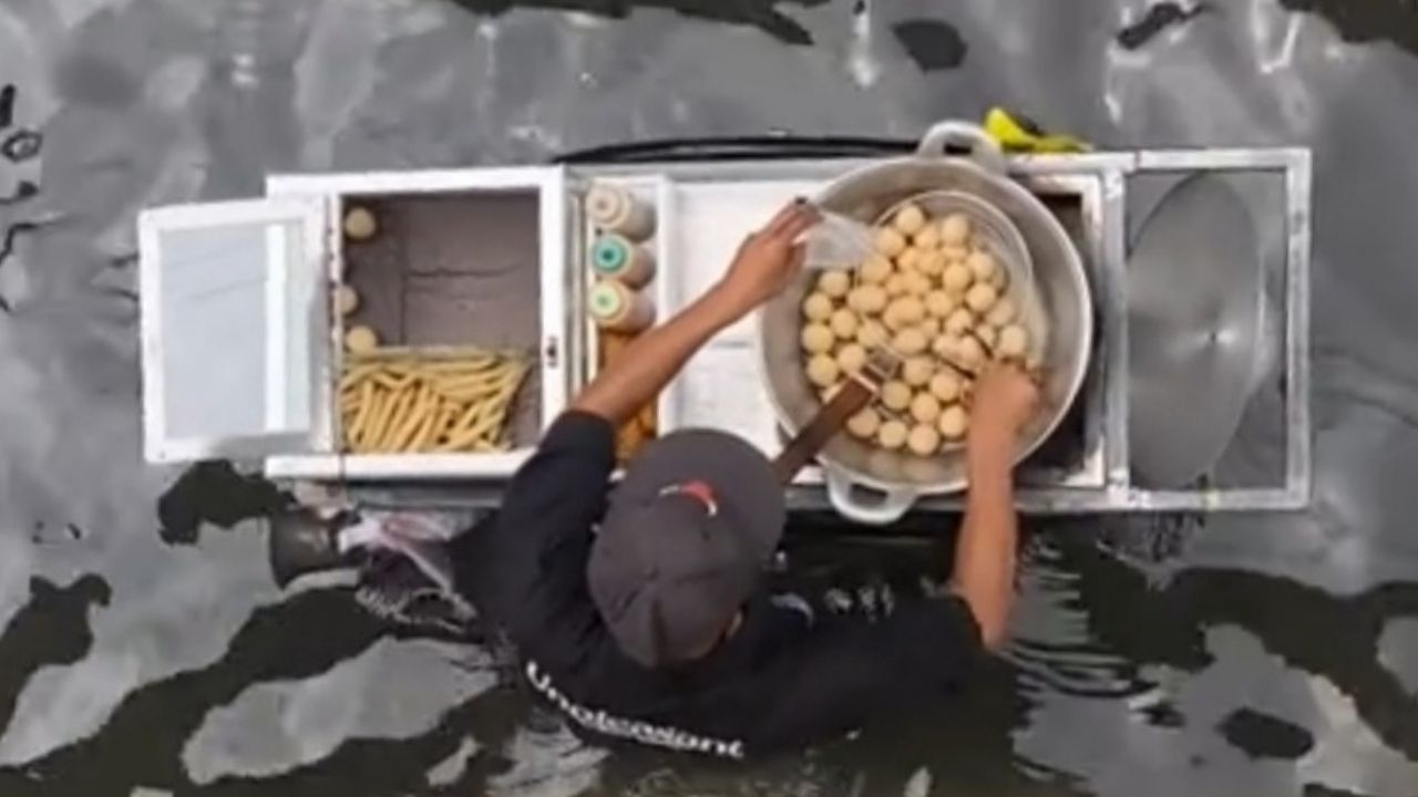 Banjir Tidak Buat Semangat Pedagang Tahu Bulat Ini untuk Libur, Semuanya Diterjang Banjir Tidak Buat Semangat Pedagang Tahu Bulat Ini untuk Libur, Semuanya Diterjang
