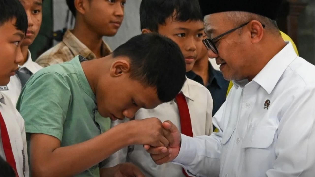 Kemendikdasmen Gelar Peringatan Isra Mikraj dengan Tema “Pembentukan Karakter Unggul” Kemendikdasmen Gelar Peringatan Isra Mikraj dengan Tema “Pembentukan Karakter Unggul”