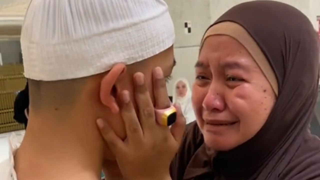 Sedih! Ibu Ini Peluk dan Tak Kuasa Tahan Tangis Saat Bertemu Laki-laki yang Mirip dengan Almarhum Anaknya yang Meninggal Dunia Sedih! Ibu Ini Peluk dan Tak Kuasa Tahan Tangis Saat Bertemu Laki-laki yang Mirip dengan Almarhum Anaknya yang Meninggal Dunia