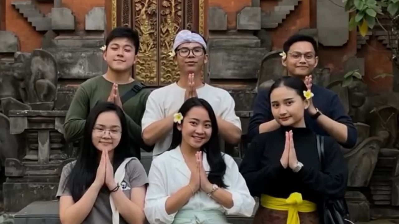 Cowok Ini Bagikan Circle Pertemanan Enam Agama dengan Lima Tempat Ibadah Bernuansa Bak Kemenag, Berbeda tapi Bersama Cowok Ini Bagikan Circle Pertemanan Enam Agama dengan Lima Tempat Ibadah Bernuansa Bak Kemenag, Berbeda tapi Bersama