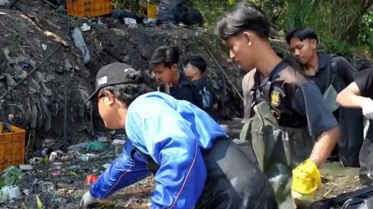Pandawara Group Spill Cara Membersihkan Badan Usai Bersihkan Sungai Pandawara Group Spill Cara Membersihkan Badan Usai Bersihkan Sungai