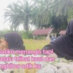 Lagi Ziarah ke Makam Ibu, Kakak Perempuan Ini Berusaha Tetap Kuat dan Tegar di Depan Adiknya