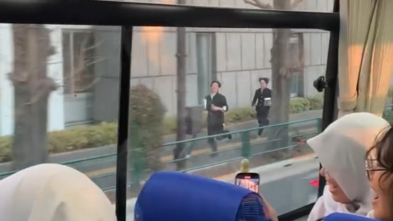 Momen Haru Perpisahan Saat Siswa Jepang Kompak Kejar Bus yang Ditumpangi Pelajar Indonesia Momen Haru Perpisahan Saat Siswa Jepang Kompak Kejar Bus yang Ditumpangi Pelajar Indonesia