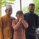 Momen Haru Anak Ini Kumandangkan Adzan di Depan Makam Ayahnya yang Tercatat Sebagai Korban Pesawat ATR 42-500