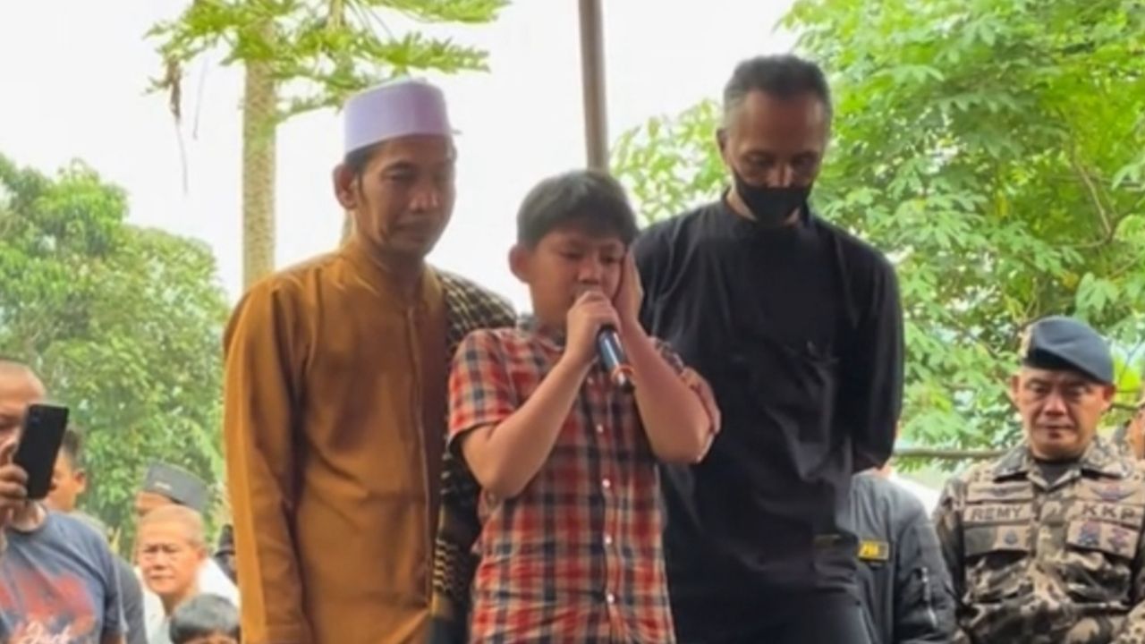 Momen Haru Anak Ini Kumandangkan Adzan di Depan Makam Ayahnya yang Tercatat Sebagai Korban Pesawat ATR 42-500