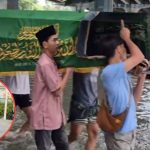Momen Ketika Keranda Jenazah Ini Tetap Harus Sampai di Tujuan, Meski Badai Banjir Menghadang