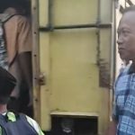 Demi Anak-anak Tetap Bisa Bersekolah Meraih Impian Mereka, Bapak Ini Rela Memodifikasi Truknya