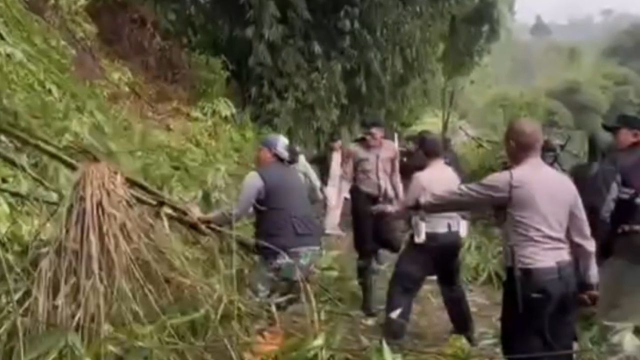 Polres Cimahi Buka Posko DVI Untuk Identifikasi Korban Longsor Cisarua Bandung Barat Polres Cimahi Buka Posko DVI Untuk Identifikasi Korban Longsor Cisarua Bandung Barat
