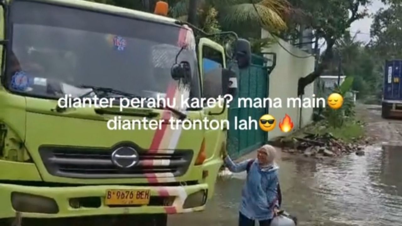 Demi Terjang Banjir, Cewek Ini Berangkat ke Kantor Diantar Pakai Truk Tronton