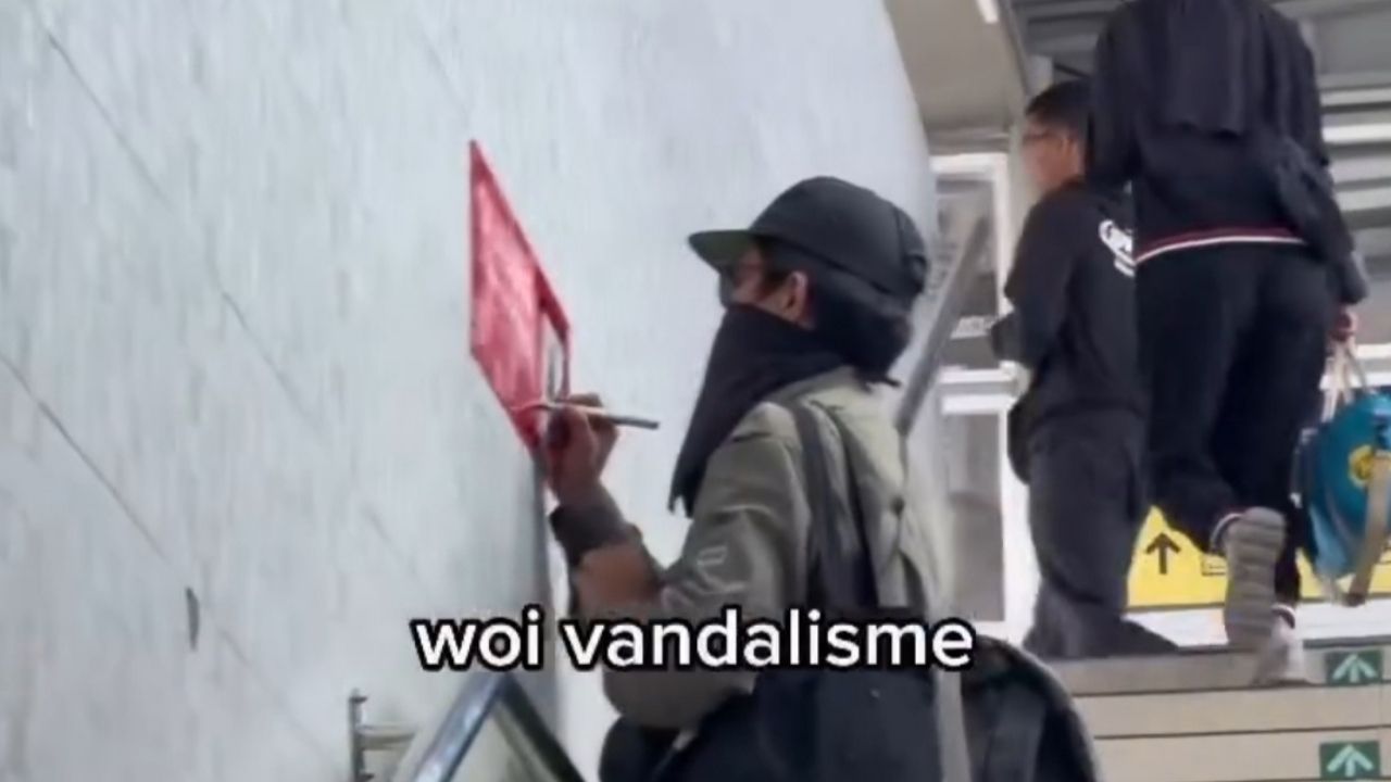 Rekam Aksi Seorang Pria Lakukan Vandalisme di Stasiun Bojong Gede Bogor, Cewek Ini Tuai Pujian Warganet Rekam Aksi Seorang Pria Lakukan Vandalisme di Stasiun Bojong Gede Bogor, Cewek Ini Tuai Pujian Warganet