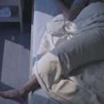 Benarkah Satu Kaki Keluar Kasur Saat Tidur Bisa Bikin Lebih Nyenyak? Ini Penjelasan Ahli!