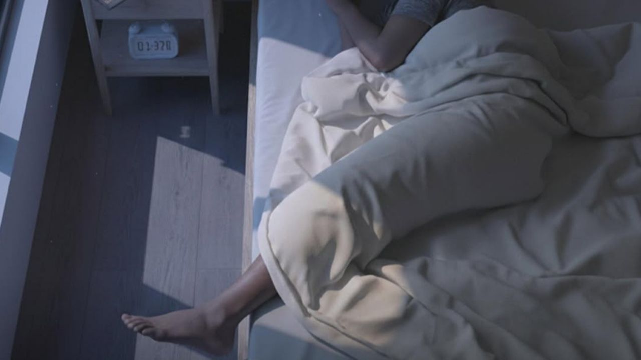 Benarkah Satu Kaki Keluar Kasur Saat Tidur Bisa Bikin Lebih Nyenyak? Ini Penjelasan Ahli! Benarkah Satu Kaki Keluar Kasur Saat Tidur Bisa Bikin Lebih Nyenyak? Ini Penjelasan Ahli!