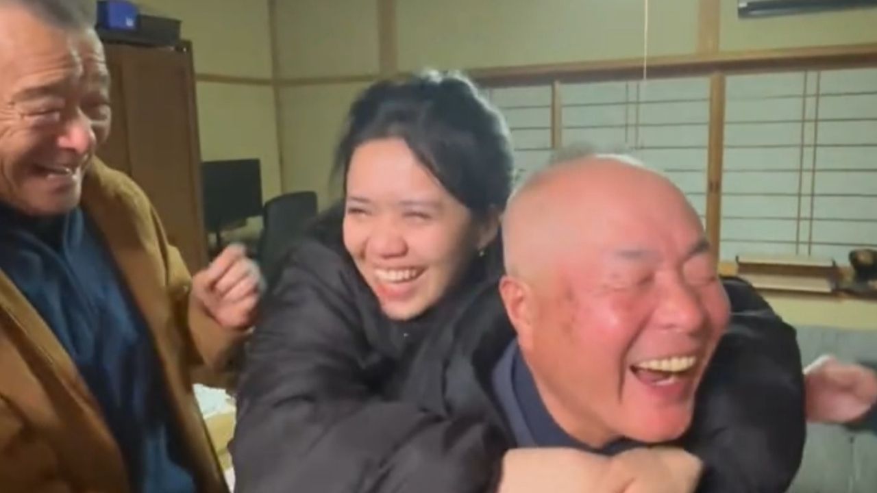 Momen Ketika Tangisan Tulus Kakek dan Nenek Jepang Saat TKW Asal Indonesia Harus Pulang Kampung Usai Tiga Tahun Momen Ketika Tangisan Tulus Kakek dan Nenek Jepang Saat TKW Asal Indonesia Harus Pulang Kampung Usai Tiga Tahun