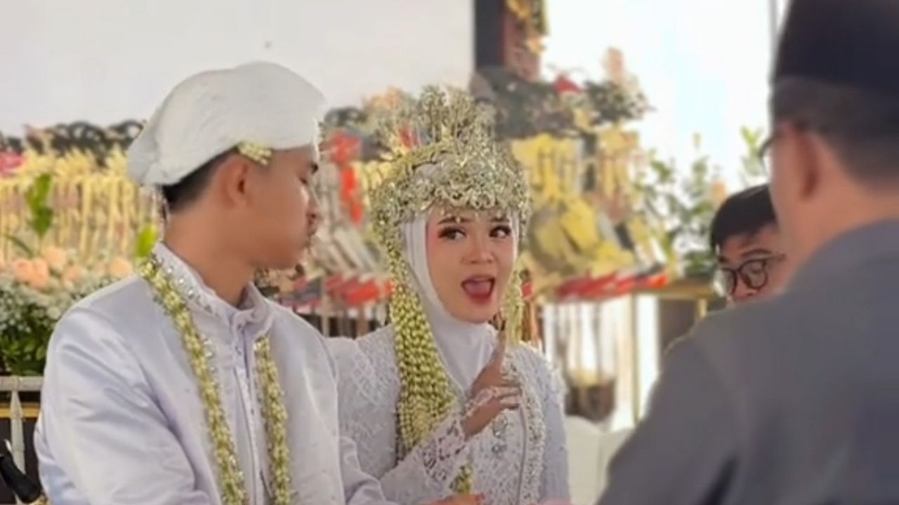 Momen Haru Pasangan Tunarungu Menikah, Warganet Heran Bagaimana Akadnya Momen Haru Pasangan Tunarungu Menikah, Warganet Heran Bagaimana Akadnya