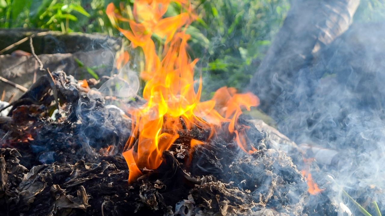Stop Bakar Sampah Plastik, Bagi Kita Asapnya Terlalu Mencekik Stop Bakar Sampah Plastik, Bagi Kita Asapnya Terlalu Mencekik
