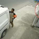 Momen Ketika ODGJ Tiba-tiba Sembunyikan Sandal Cewek di Atas Mobil, Mungkin Kurang Kerjaan