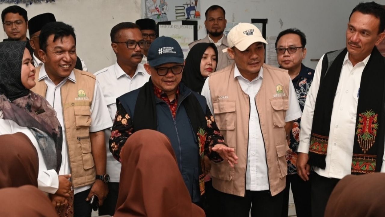 Mendikdasmen Pantau dan Berikan Bantuan ke Lokasi Pascabencana di Aceh Mendikdasmen Pantau dan Berikan Bantuan ke Lokasi Pascabencana di Aceh