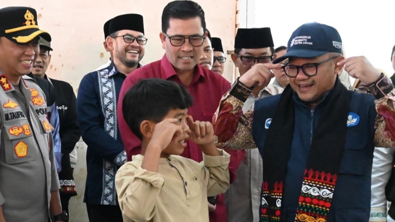 Mendikdasmen Tinjau dan Beri Bantuan di Lokasi Pascabencana, Tepatnya di SMPN 22 Takengon