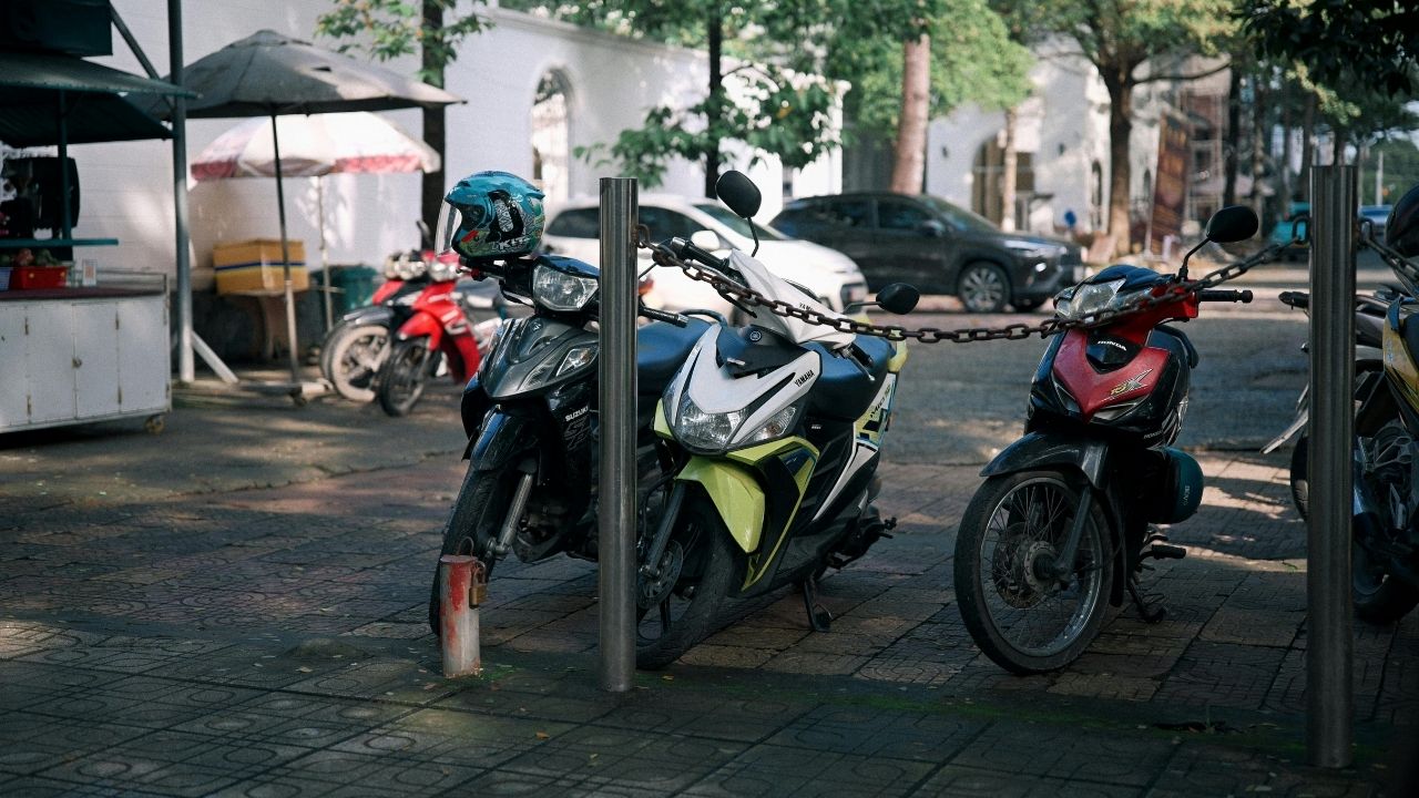 Meski Telah Ditertibkan Petugas, Jalan Tamansari Depan Area Bandung Zoo Tetap Terjadi Parkir Liar Meski Telah Ditertibkan Petugas, Jalan Tamansari Depan Area Bandung Zoo Tetap Terjadi Parkir Liar