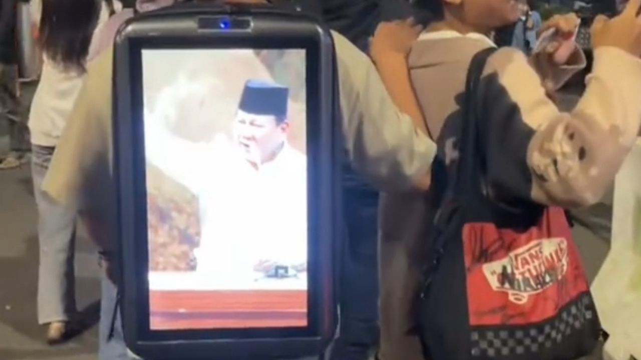 Sambut Tahun Baru 2026, Cowok di Malioboro Yogyakarta Ini Bawa Tas Layar Suarakan Kritik Soal Korupsi Sambut Tahun Baru 2026, Cowok di Malioboro Yogyakarta Ini Bawa Tas Layar Suarakan Kritik Soal Korupsi