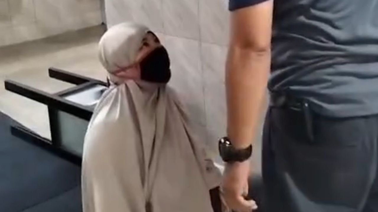 Momen Ketika Pria Ini Pergoki Wanita yang Diduga Hendak Mengambil Kotak Amal di Masjid Momen Ketika Pria Ini Pergoki Wanita yang Diduga Hendak Mengambil Kotak Amal di Masjid