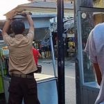 Momen Haru Pedagang Baru Menyadari Rekan Jualannya Masih Anak Sekolah