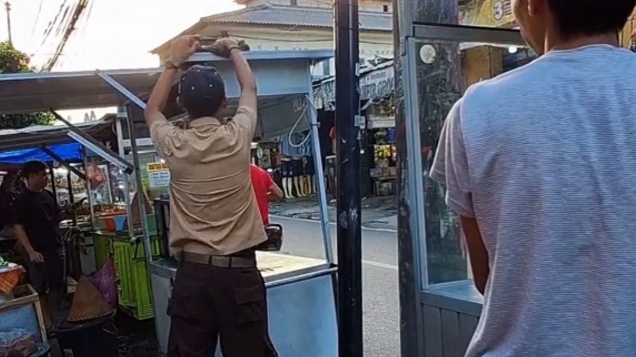 Momen Haru Pedagang Baru Menyadari Rekan Jualannya Masih Anak Sekolah Momen Haru Pedagang Baru Menyadari Rekan Jualannya Masih Anak Sekolah