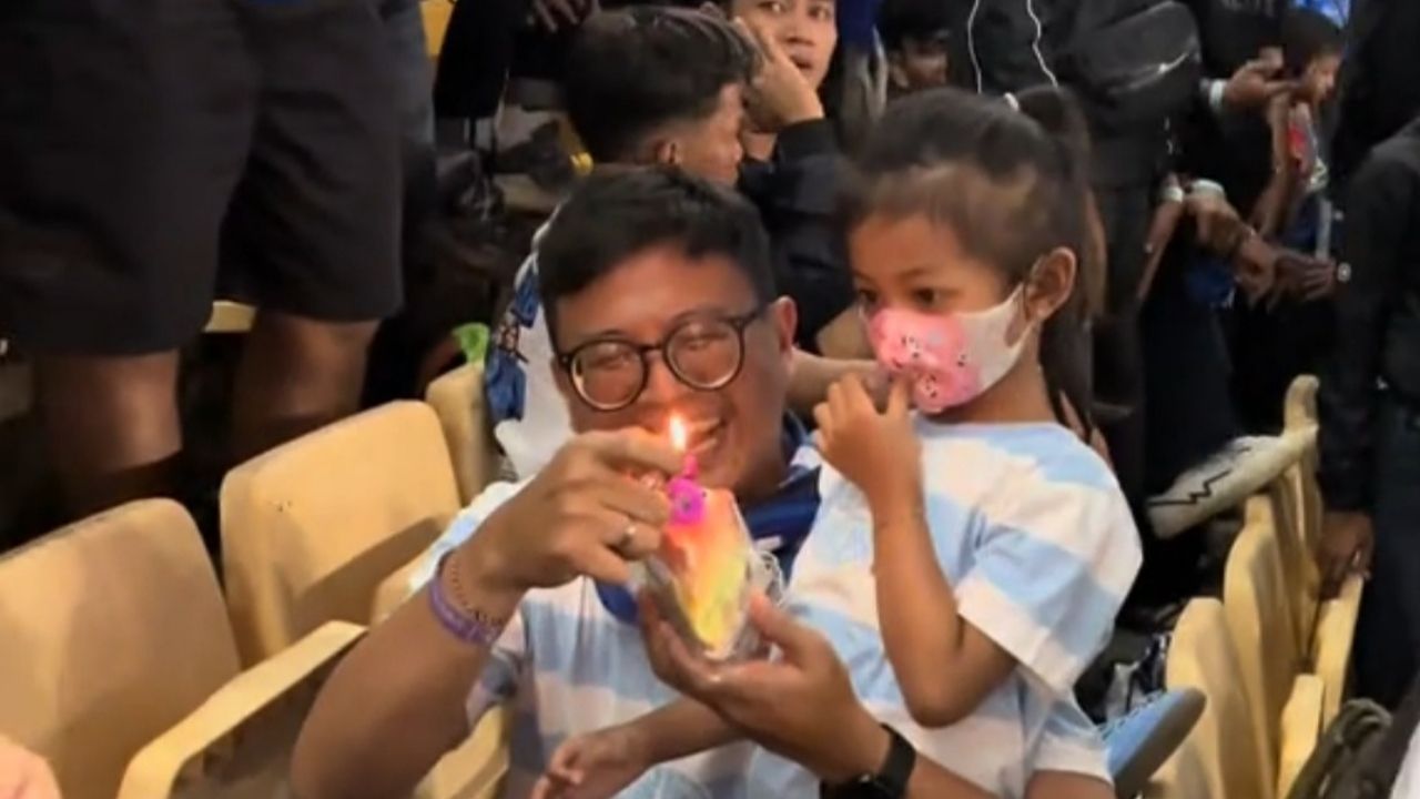 Momen Manis Ayah Rayakan Ulang Tahun Anaknya Saat Laga Persib Bandung di Stadion GBLA Momen Manis Ayah Rayakan Ulang Tahun Anaknya Saat Laga Persib Bandung di Stadion GBLA