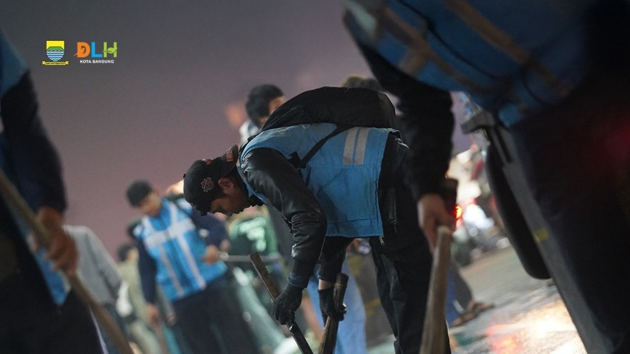 Sebelum Subuh Sudah Bersih, DLH Kota Bandung Siaga Pantau Kebersihan di Berbagai SWK Sebelum Subuh Sudah Bersih, DLH Kota Bandung Siaga Pantau Kebersihan di Berbagai SWK