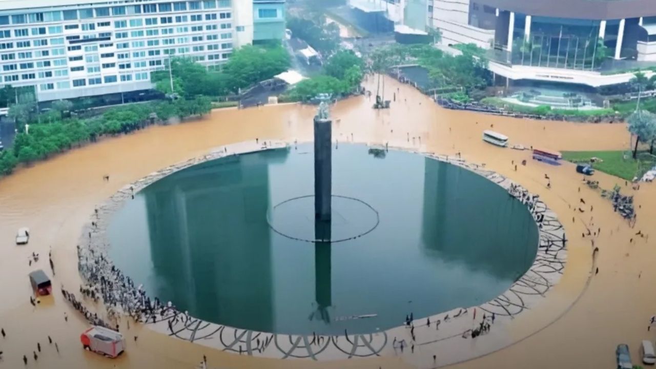 Kisah Mencekam Korban Banjir 2013 Terjebak di Bawah Tanah, Terkurung di Basement Plaza UOB Jakarta Kisah Mencekam Korban Banjir 2013 Terjebak di Bawah Tanah, Terkurung di Basement Plaza UOB Jakarta