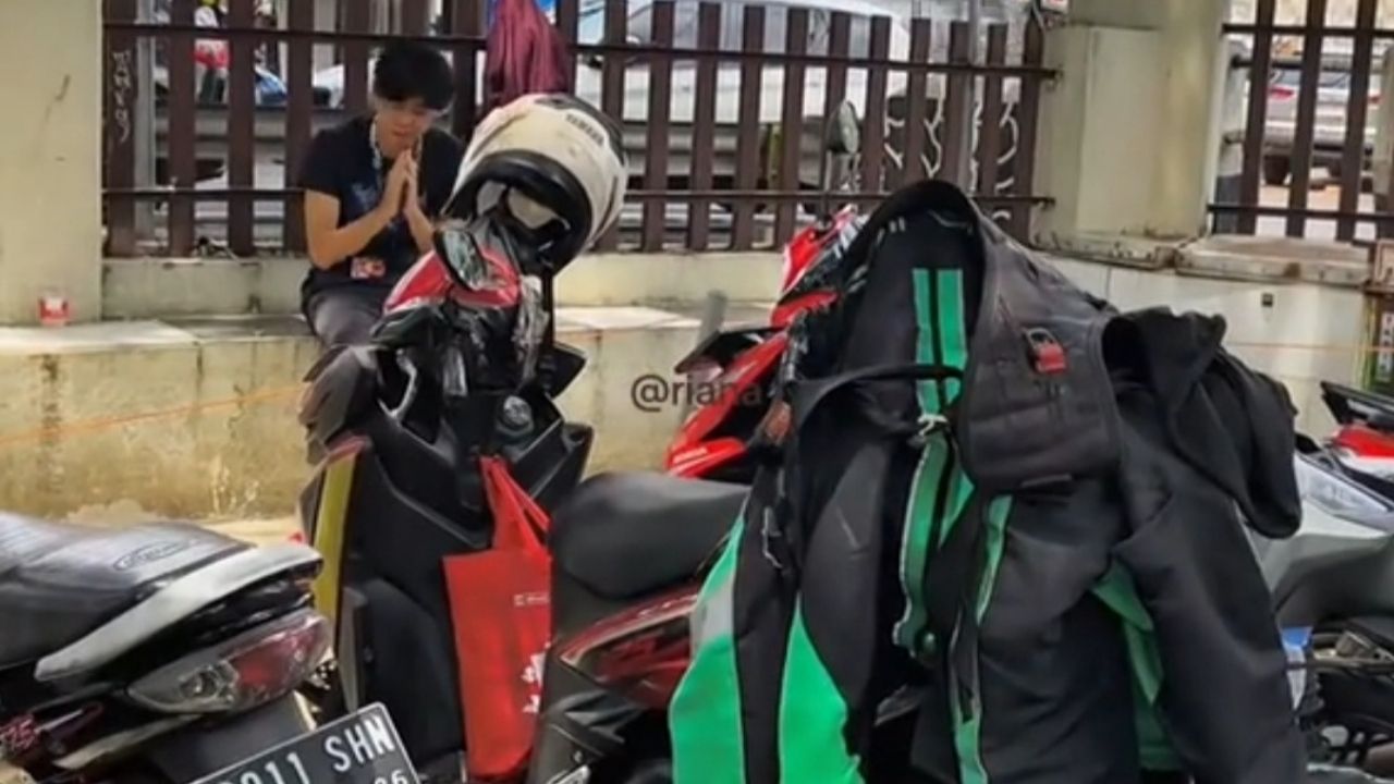 Ibu Ini Ingatkan Salat Jumat, Ternyata Pemuda yang Ditemuinya Nonmuslim namun Tetap Diajak Makan Bareng Ibu Ini Ingatkan Salat Jumat, Ternyata Pemuda yang Ditemuinya Nonmuslim namun Tetap Diajak Makan Bareng