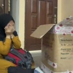 Nyesek dan Sedih, Istri Ini Buka Paket Berisi Barang Milik Almarhum Suaminya yang Bekerja di Korea