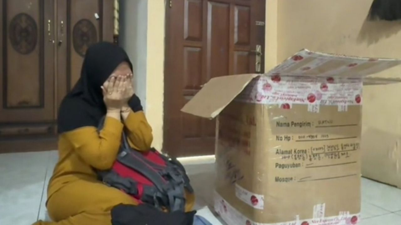 Nyesek dan Sedih, Istri Ini Buka Paket Berisi Barang Milik Almarhum Suaminya yang Bekerja di Korea Nyesek dan Sedih, Istri Ini Buka Paket Berisi Barang Milik Almarhum Suaminya yang Bekerja di Korea