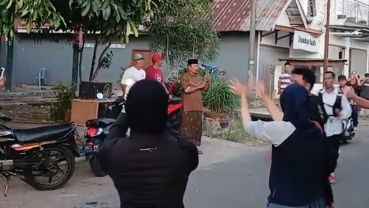 Tunaikan Nazar, Bapak Penjaga Sekolah Ini Lari Sejauh 51 Km Usai Dapat SK PPPK Tunaikan Nazar, Bapak Penjaga Sekolah Ini Lari Sejauh 51 Km Usai Dapat SK PPPK