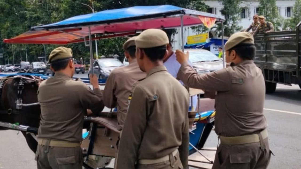 Satpol PP Kota Bandung Laksanakan Kegiatan Penertiban Terhadap Delman yang Beroperasi di Jalan Diponegoro Satpol PP Kota Bandung Laksanakan Kegiatan Penertiban Terhadap Delman yang Beroperasi di Jalan Diponegoro