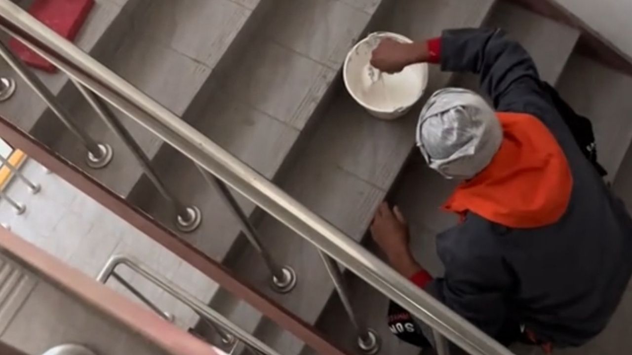 Bikin Adem di Hati, Pria Ini Bagikan Momen Teman Kerjanya Lantunkan Tarhim dengan Suaranya yang Sangat Merdu Bikin Adem di Hati, Pria Ini Bagikan Momen Teman Kerjanya Lantunkan Tarhim dengan Suaranya yang Sangat Merdu