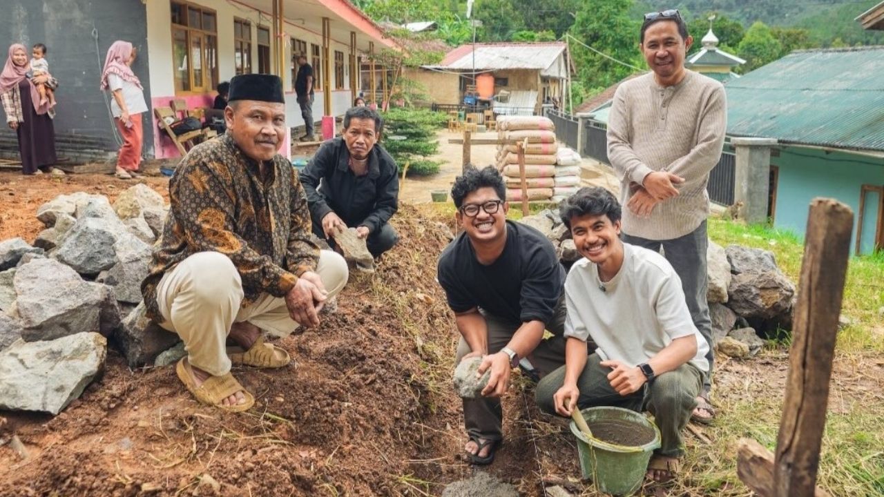 Bangun Sekolah dengan Dana Pribadi, Pandawara Group Ungkap Alasan di Balik Ini Semua Bangun Sekolah dengan Dana Pribadi, Pandawara Group Ungkap Alasan di Balik Ini Semua