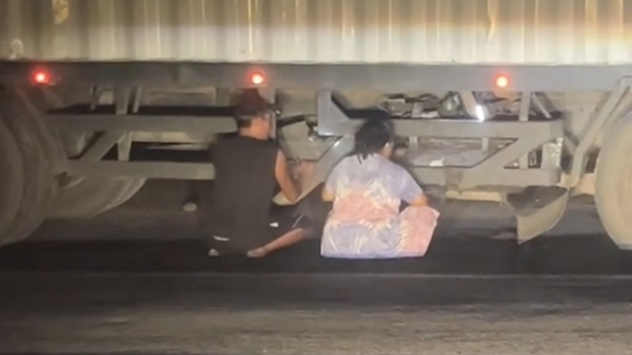 Rezeki yang Tidak Bisa Dibeli dengan Uang, Momen Cewek Ini Bantu Pasangannya Membenahi Truk Jadi Sorotan Warganet Rezeki yang Tidak Bisa Dibeli dengan Uang, Momen Cewek Ini Bantu Pasangannya Membenahi Truk Jadi Sorotan Warganet