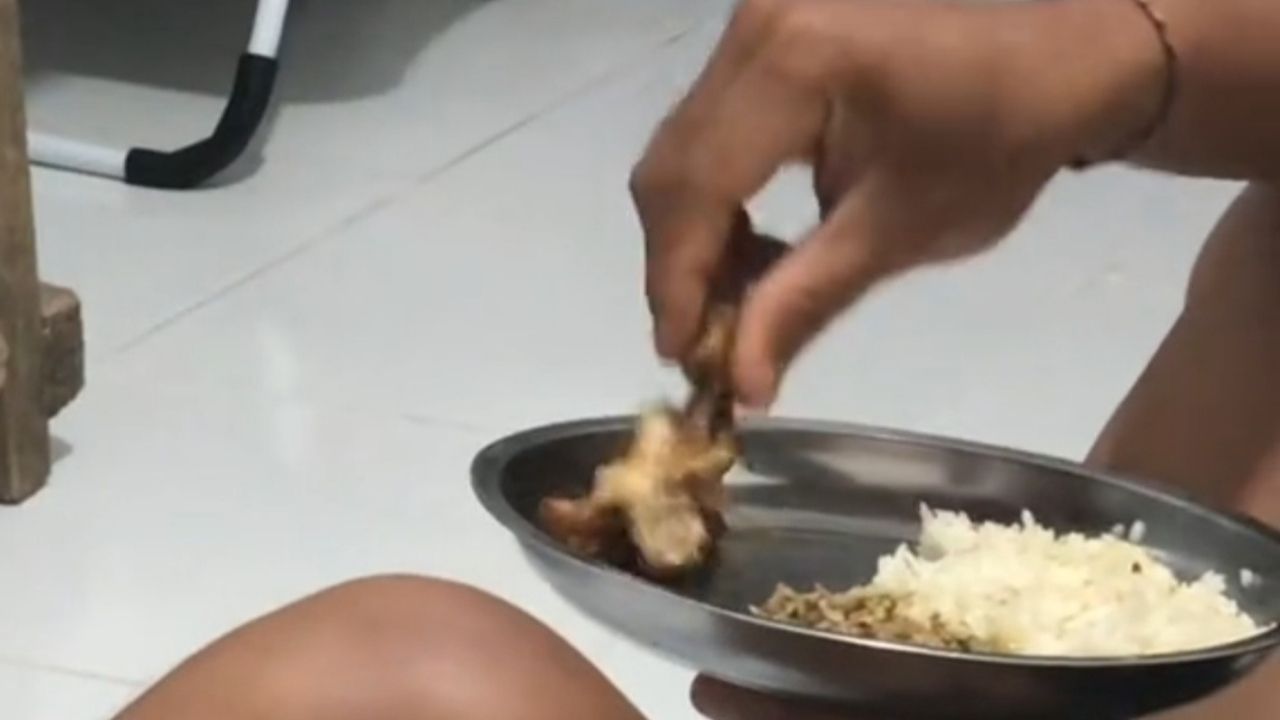 Lihat Kebiasaan Aneh Suaminya Saat Makan, Istri Ini Kaget Ternyata Simpan Kisah Sedih di Baliknya Lihat Kebiasaan Aneh Suaminya Saat Makan, Istri Ini Kaget Ternyata Simpan Kisah Sedih di Baliknya