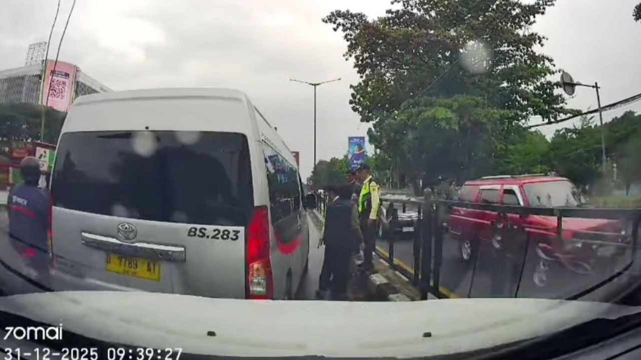 Insiden Lalu Lintas di Ruas Jalan Pasteur Kota Bandung, Aksi Salip Menyalip hingga Cekcok Jadi Sorotan Insiden Lalu Lintas di Ruas Jalan Pasteur Kota Bandung, Aksi Salip Menyalip hingga Cekcok Jadi Sorotan