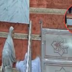 Jatuhkan Pembatas Shaf Saat Salat Berlangsung Hingga Timpa Anak Kecil, Dua Cewek Langsung Pura-pura Salat
