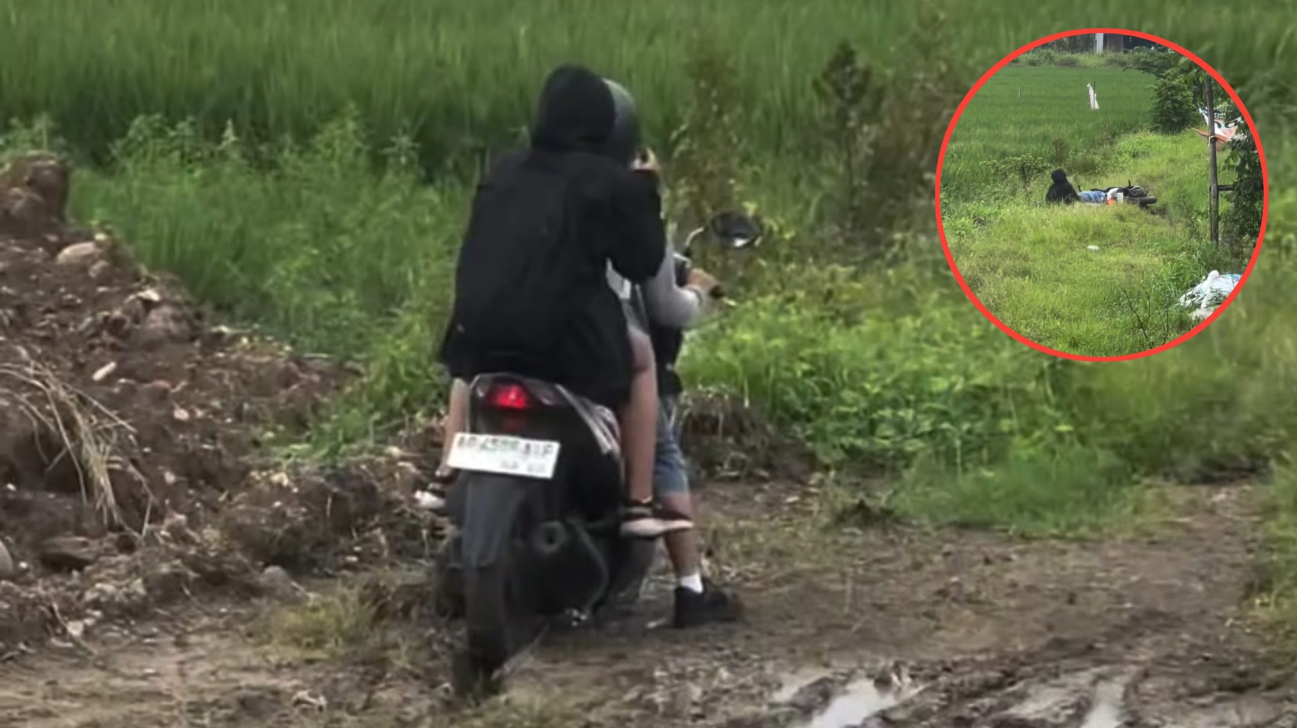 Meski Sudah Diperingatkan Salah Jalan, Dua Cewek SMA Ini Tetap Nekat Lewat (Instagram/@sewamobilsolo_hendrik)