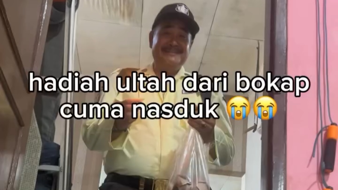Momen Haru Seorang Ayah Bawa Lilin dan Nasi Uduk untuk Rayakan Ulang Tahun Anak Laki-lakinya Momen Haru Seorang Ayah Bawa Lilin dan Nasi Uduk untuk Rayakan Ulang Tahun Anak Laki-lakinya