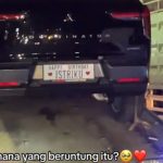 Lagi di Perjalanan, Cewek Ini Rekam Sebuah Mobil Baru yang Dibeli untuk Kado Ulang Tahun Istri